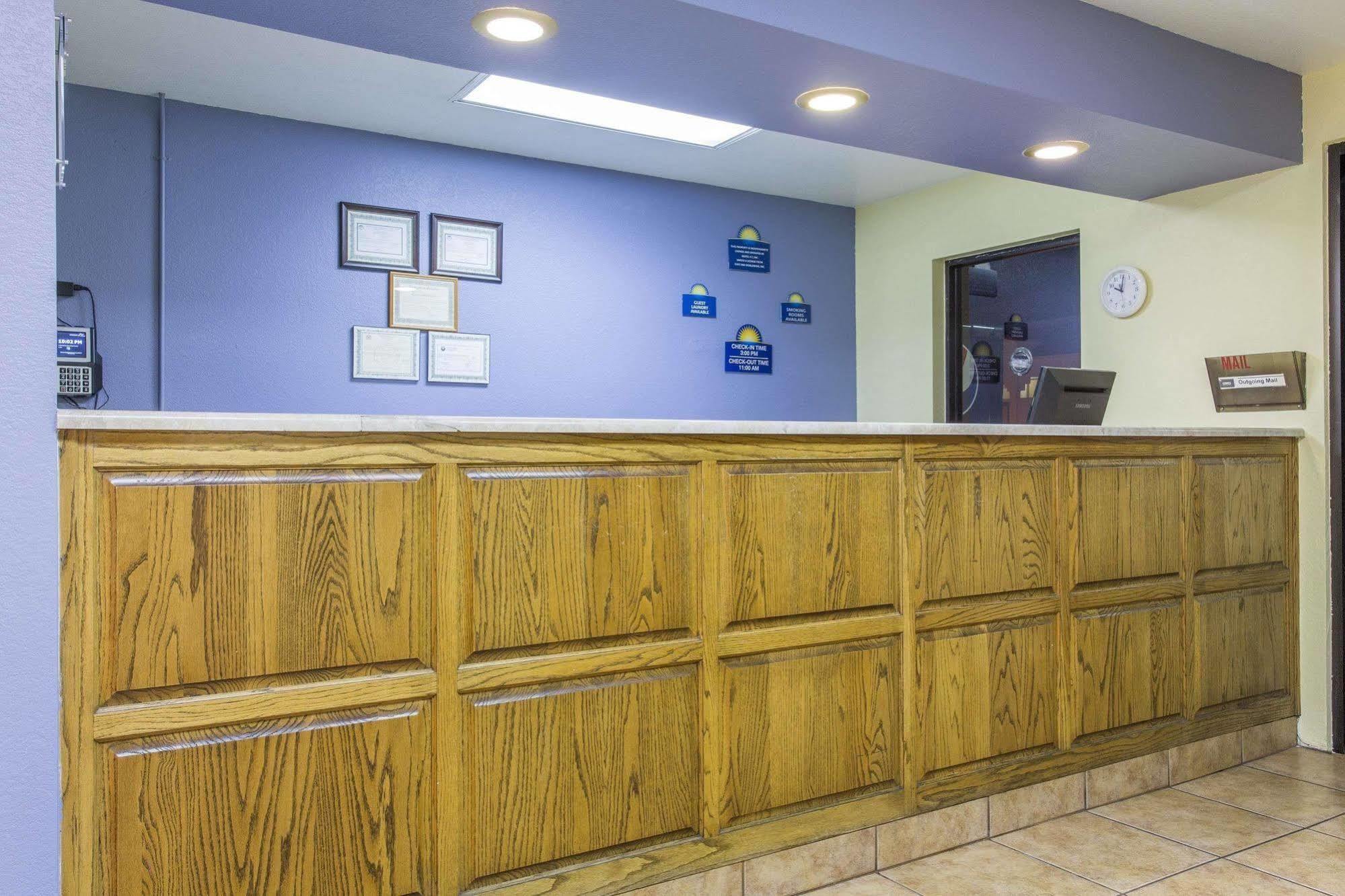 Days Inn By Wyndham Kingman East Exteriör bild